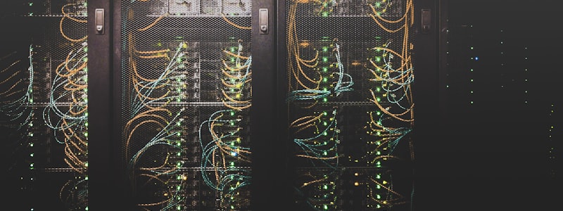 展示混合云架构中数据流动与安全防护的示意图